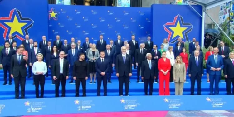 “Samiti, simbol i fuqishëm i afërsisë së rajonit me BE”/ Von der Leyen publikon fotot nga Tirana: Shiu i rrëmbyeshëm nuk e zbehu moralin