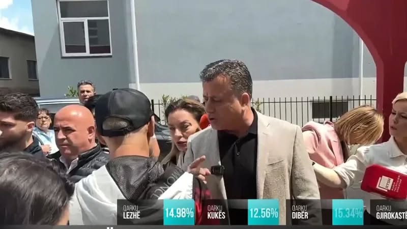 VIDEO/ Qytetarët përplasen me Nokën dhe Vokshin në Vorë, votuesi: O mashtrues, keni vrarë njerëz dhe fëmijë VIDEO/ Qytetarët përplasen me Nokën dhe Vokshin në Vorë, votuesi: O mashtrues, keni vrarë njerëz dhe fëmijë