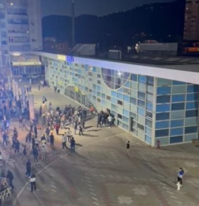 VIDEO/ Detajet e sherrit në Elbasan në mitingun e PD: Rrihet djali i Luciano Boçit