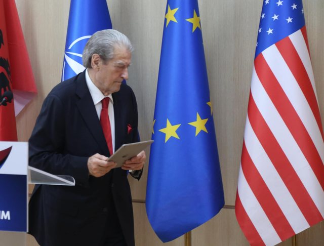 “Fillove prapë nga avazi ti? Ik o Sali, bëju nder demokratëve”! Ndjekësit masakrojnë Berishën, pas thirrjes së tij për të dalë në protestë “Fillove prapë nga avazi ti? Ik o Sali, bëju nder demokratëve”! Ndjekësit masakrojnë Berishën, pas thirrjes së tij për të dalë në protestë