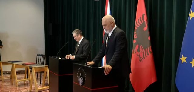 “Krah njerëzimit, jo barbarëve”! Rama për luftën në Ukrainë: Jam kryeministri më i gjatë në NATO, por s’kemi fuqinë e vendeve të tjera “Krah njerëzimit, jo barbarëve”! Rama për luftën në Ukrainë: Jam kryeministri më i gjatë në NATO, por s’kemi fuqinë e vendeve të tjera