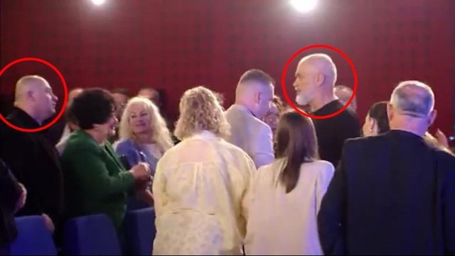 Rama i “tërheq veshin” kryebashkiakut të Vau Dejës: Kristian mos më luaj me dy porta, Kristian! Rama i “tërheq veshin” kryebashkiakut të Vau Dejës: Kristian mos më luaj me dy porta, Kristian!