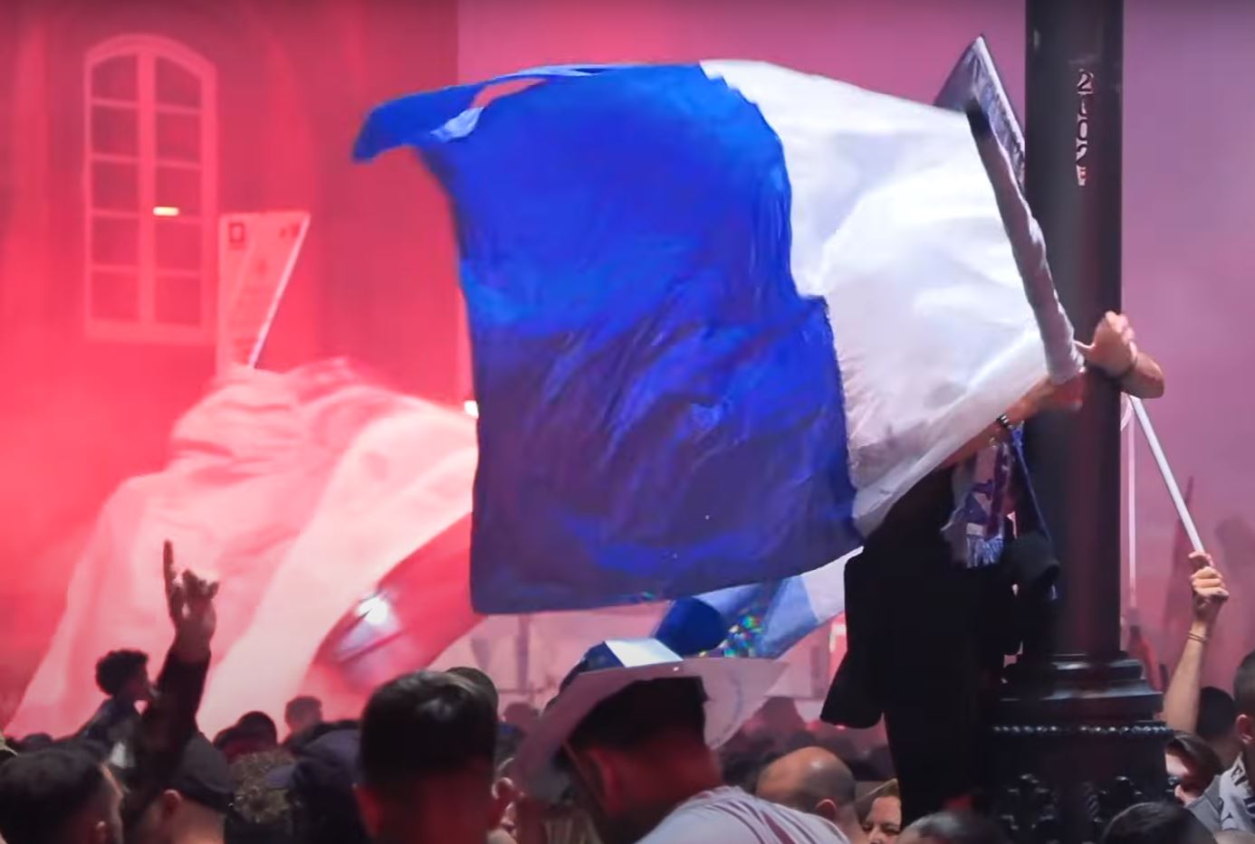 VIDEO/ Napoli e gdhin në festë, mijëra tifozë festojnë titullin kampion! Qyteti zbardhet nga fishekzjarret, incidente dhe të plagosur