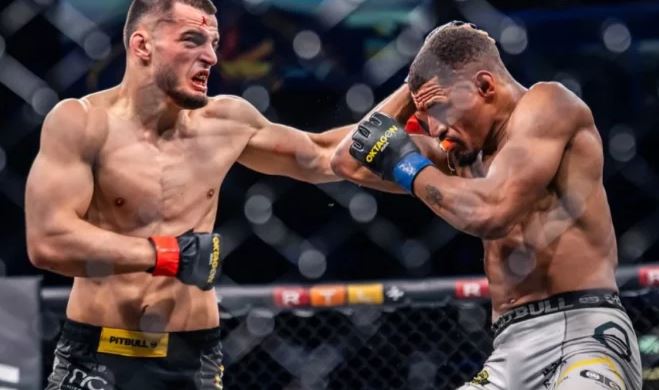 Panik në MMA! Nxirret nga ringu me barelë, luftëtari shqiptar humb ndjenjat (VIDEO) Panik në MMA! Nxirret nga ringu me barelë, luftëtari shqiptar humb ndjenjat (VIDEO)