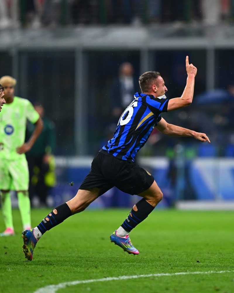 Interi “fluturon” në finalen e Champions League, zikaltërit eleminojnë Barcelonën mes thrillerit