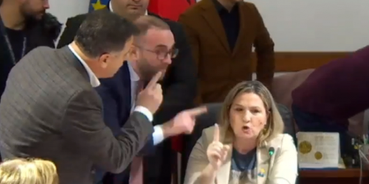 ”Rebelët” jashtë, të preferuarit brenda: Si e pastroi Berisha grupin parlamentar të PD-së? ”Rebelët” jashtë, të preferuarit brenda: Si e pastroi Berisha grupin parlamentar të PD-së?