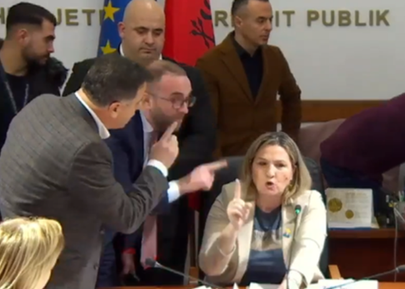 Flutura Açka: Gazment Bardhi e Flamur Noka, si spermatozoidë të tërbuar