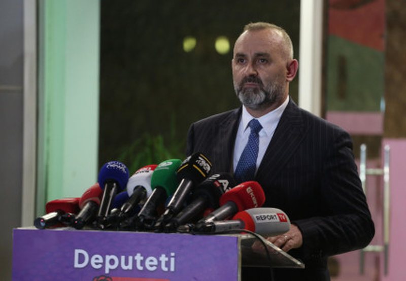 Ulsi Manja reagon pas kërcënimeve dhe ndjekjeve me makinë, nga njerëzit e Gjin Gjonit Ulsi Manja reagon pas kërcënimeve dhe ndjekjeve me makinë, nga njerëzit e Gjin Gjonit