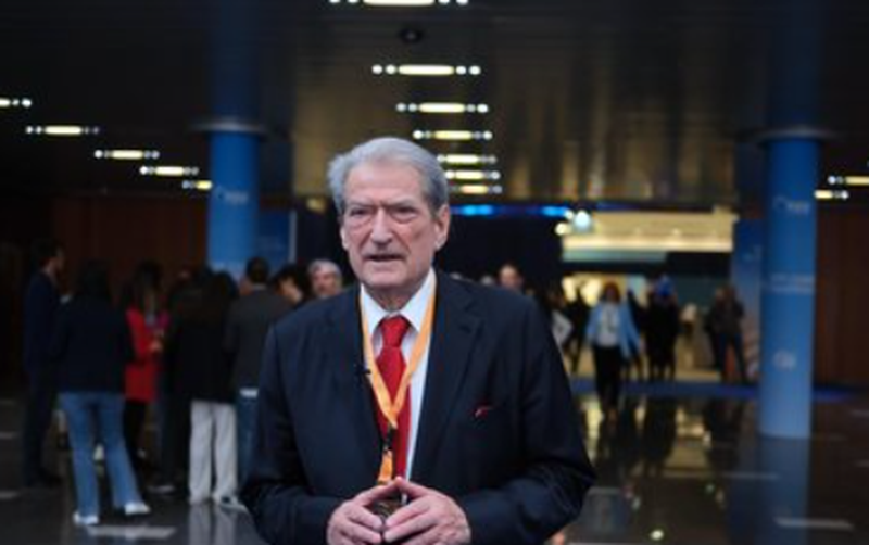 VIDEO/ Berisha ‘ngec’ në Valencia, harron emrin e Partisë Demokristiane VIDEO/ Berisha ‘ngec’ në Valencia, harron emrin e Partisë Demokristiane