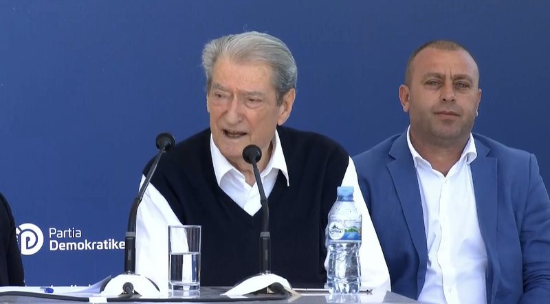 “Mund të flas për dy ditë pa ndërprerje…”! Berisha harron çfarë tha, flet sërish përçartë: 1 milionë euro… 130 milionë euro “Mund të flas për dy ditë pa ndërprerje…”! Berisha harron çfarë tha, flet sërish përçartë: 1 milionë euro… 130 milionë euro