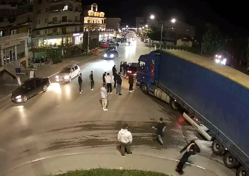 VIDEO/ Tjetër akt dhune nga deputetët e Berishës, Bledjon Nallbati dhunon me grushte shoferin e kamionit VIDEO/ Tjetër akt dhune nga deputetët e Berishës, Bledjon Nallbati dhunon me grushte shoferin e kamionit