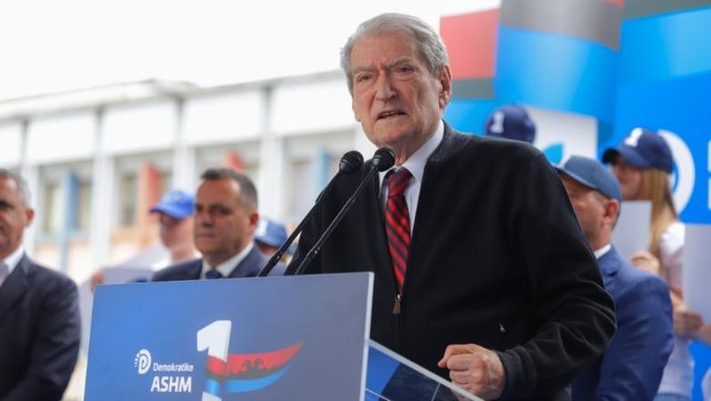 Berisha premton,por e ka të justifikuar gënjeshtrën, me demencën… i harron ditën e nesërme! Sot në Burrel: Një përshëndetje “e papërzemërt”… Berisha premton,por e ka të justifikuar gënjeshtrën, me demencën… i harron ditën e nesërme! Sot në Burrel: Një përshëndetje “e papërzemërt”…