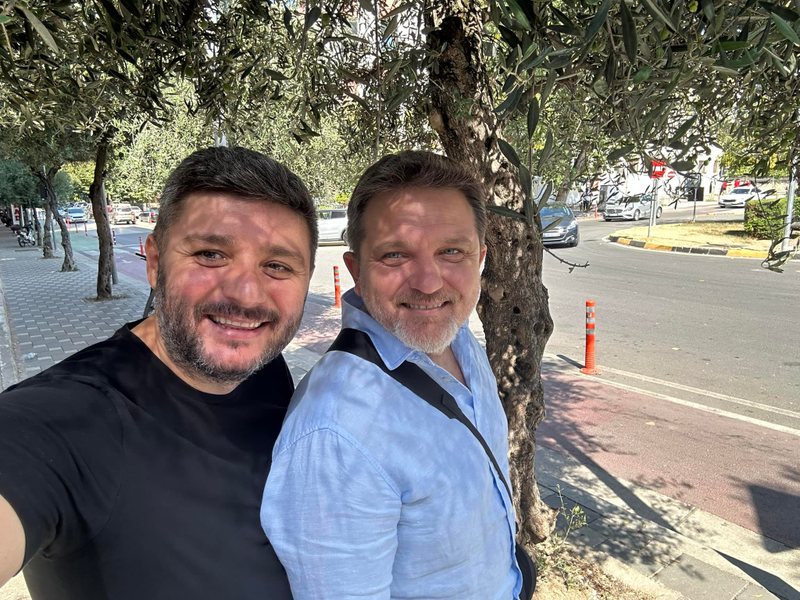 Gazetari i tërbuar i “Syrit”: Të rrëmbejmë armët, s’ka zgjidhje tjetër! Gazetari i tërbuar i “Syrit”: Të rrëmbejmë armët, s’ka zgjidhje tjetër!