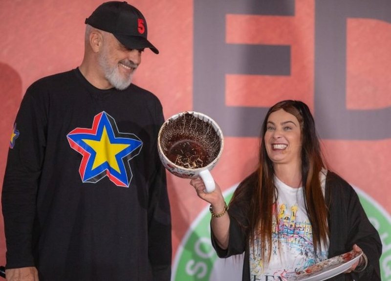 “Parashikoi” fitoren e PS, aktorja Delinda Disha uron Edi Ramën: Të dhashë nuskën e fitores “Parashikoi” fitoren e PS, aktorja Delinda Disha uron Edi Ramën: Të dhashë nuskën e fitores