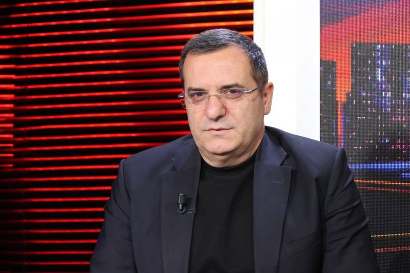 “Po vdiq Enveri, do vdesim të gjithë”! Debatiksi demokrat Basir Çollaku “lajmëron” popullin për gjëmën: Po iku Berisha ju as shurrën s’do bëni dot më në Shqipëri pa leje. Ju flisni sot të lirë, vetëm se ekziston Berisha “Po vdiq Enveri, do vdesim të gjithë”! Debatiksi demokrat Basir Çollaku “lajmëron” popullin për gjëmën: Po iku Berisha ju as shurrën s’do bëni dot më në Shqipëri pa leje. Ju flisni sot të lirë, vetëm se ekziston Berisha