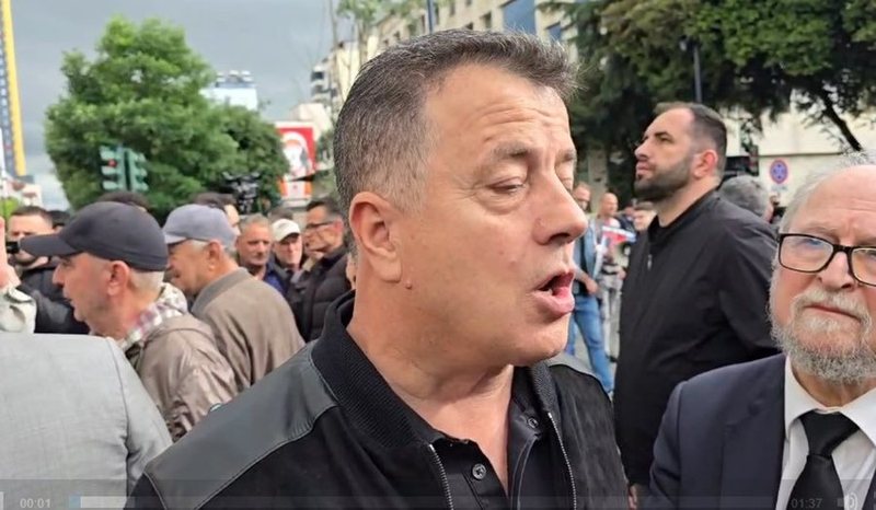 Nul Moka i’u prin në protestë një grushti ushtarësh si demokratë! Sherr me gazetaren: Të mëson Fuga çfarë pyetjesh të më bësh, media vari ka**