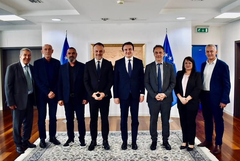 Pas largimit të Taravarit nga qeveria, Albin Kurti mbështet besnikët e partisë antishqiptare të Gruevsikit