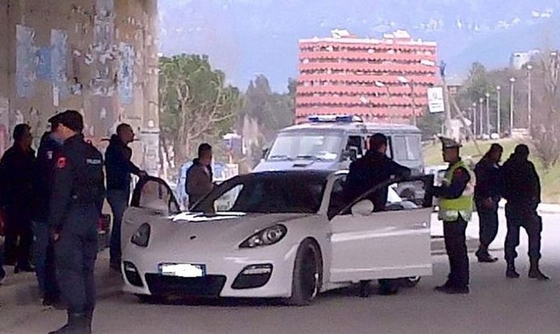 Pa kokër leku në xhep, por me makina luksi dhjetëra mijëra euroshe Pa kokër leku në xhep, por me makina luksi dhjetëra mijëra euroshe