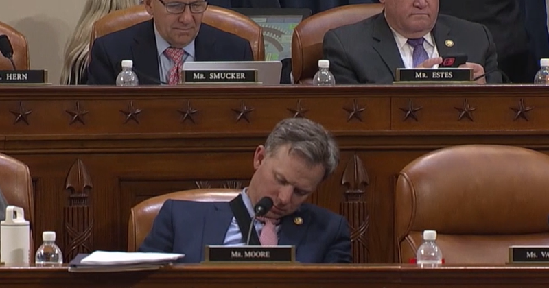 Kongresmenin amerikan e zë gjumi gjatë mbledhjes së Dhomës së Përfaqësuesve! E zgjon kolegia