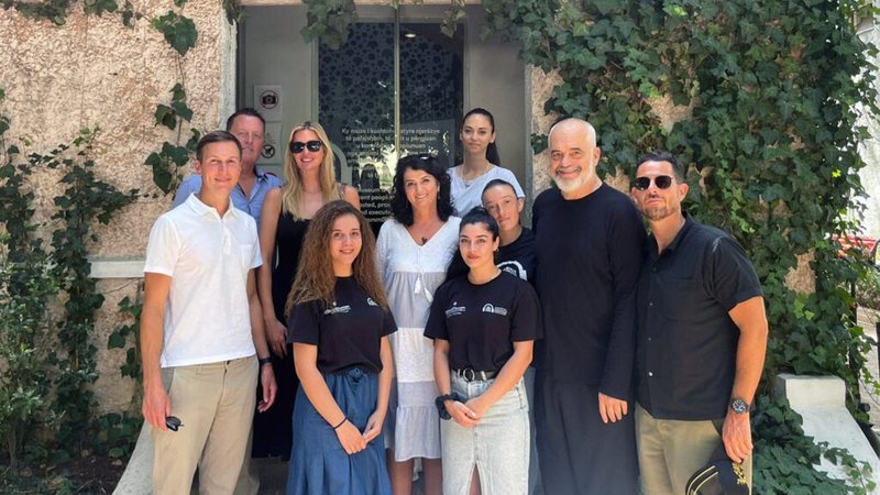 Jared Kushner tregon si u njoh me Edi Ramën në jahtin e Rothschild-ëve dhe pse zgjodhi Sazanin? Jared Kushner tregon si u njoh me Edi Ramën në jahtin e Rothschild-ëve dhe pse zgjodhi Sazanin?