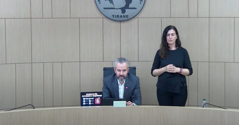 “Mërziten ata që kanë humbur”?! Ilirjan Celibashi shtyn për nesër publikimin e rezultatit të votimit elektronik në Njësinë 10 dhe në Vorë