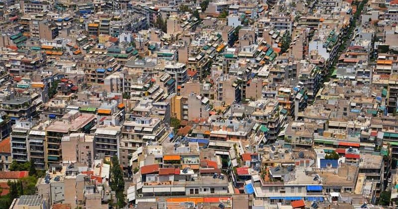 Kriza e strehimit përfshin Greqinë – Çfarë e ka shkaktuar rritjen e ndjeshme të qirave?
