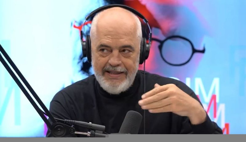 “Shisja ndonjë pikturë e blija biletë avioni”! Rama rrëfen historinë në Londër: Pashë një vajzë të hijshme, me flokë të gjata dhe… “Shisja ndonjë pikturë e blija biletë avioni”! Rama rrëfen historinë në Londër: Pashë një vajzë të hijshme, me flokë të gjata dhe…