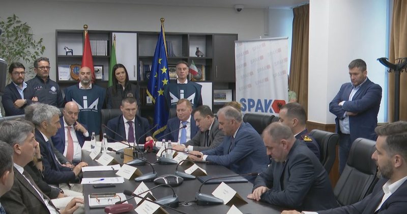 Operacion i madh i Anti-mafias dhe SPAK pas 5 vjet hetimesh! Trafik nga Amerika Latine në Itali dhe Hollandë, paratë me autobuz në Durrës te “kapot” Operacion i madh i Anti-mafias dhe SPAK pas 5 vjet hetimesh! Trafik nga Amerika Latine në Itali dhe Hollandë, paratë me autobuz në Durrës te “kapot”