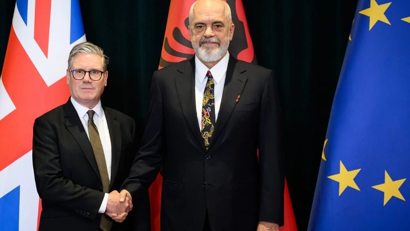 “Liderët evropianë e amerikanë, e shohin Ramën si forcë stabilizuese në rajon”! “The Telegraph”: Kryeministri 1.98 m i gjatë që e bëri Starmerin të dukej i vogël