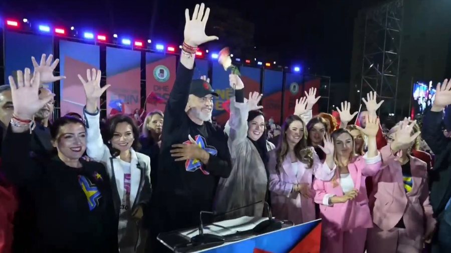 PS mbyll fushatën me entuziasëm dhe superioritet: Mbi 10 mijë mbështetës pranë Parkut Olimpik PS mbyll fushatën me entuziasëm dhe superioritet: Mbi 10 mijë mbështetës pranë Parkut Olimpik