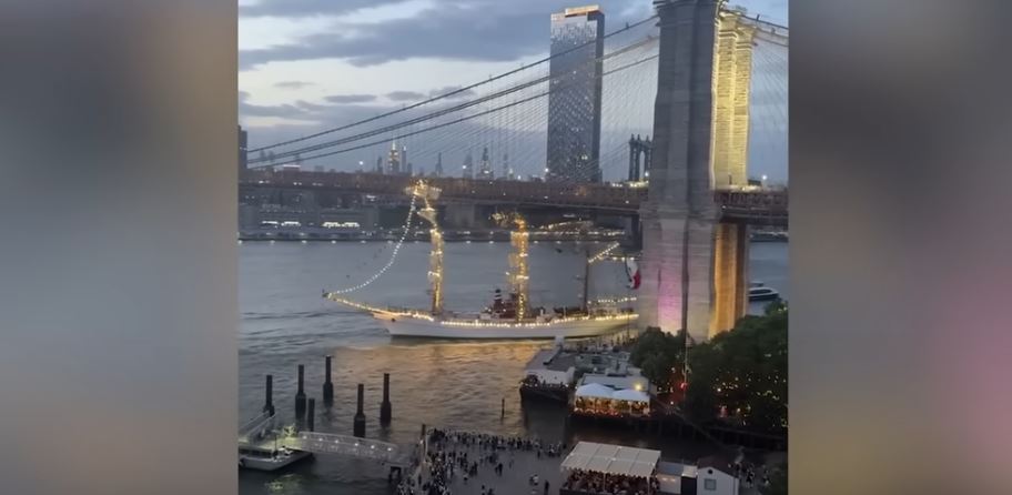 VIDEO/ Anija e Marinës Meksikane përplaset me Urën Bruklin, humbin jetën 2 persona, plagosen 19 të tjerë