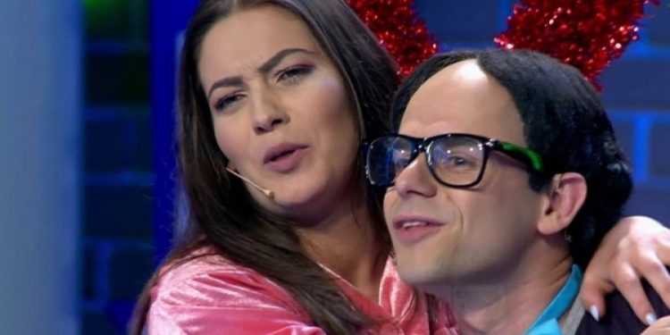 Aktorja e humorit i “shikon filxhanin” Ramës në takimin me fierakët! Bën “parashikimin” e zgjedhjeve të 11 majit: S’më gënjen filxhani mua…. Aktorja e humorit i “shikon filxhanin” Ramës në takimin me fierakët! Bën “parashikimin” e zgjedhjeve të 11 majit: S’më gënjen filxhani mua….
