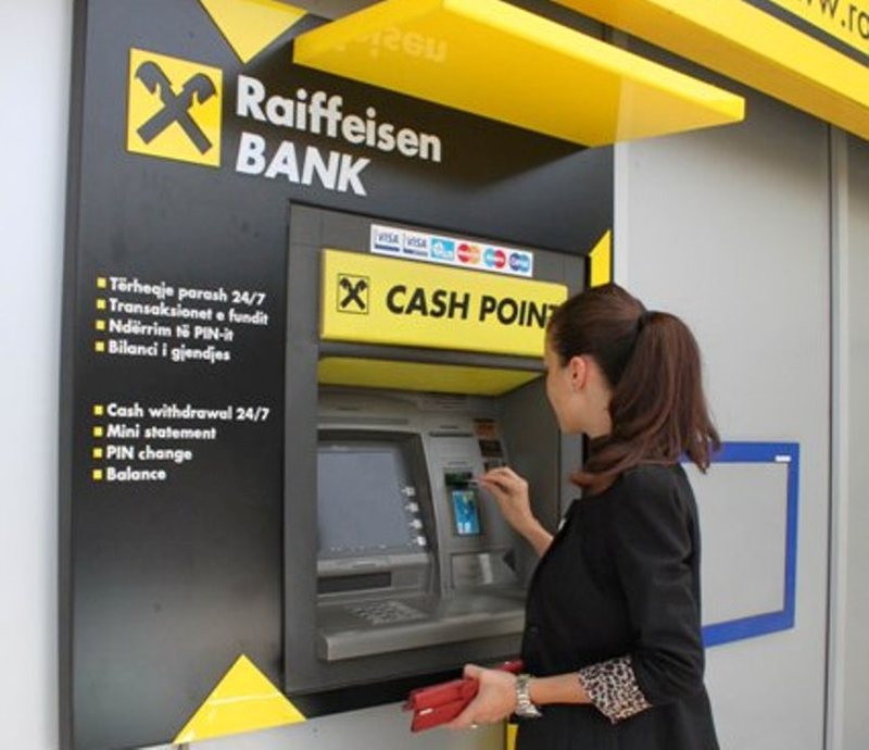 Klientët e “Raiffeisen Bank” në panik: As nuk tërheqin dot para, as nuk depozitojnë dhe as paguajnë dot. Përfaqësuesit e bankës i gënjejnë duke i thënë se e ka fajin bankomati Klientët e “Raiffeisen Bank” në panik: As nuk tërheqin dot para, as nuk depozitojnë dhe as paguajnë dot. Përfaqësuesit e bankës i gënjejnë duke i thënë se e ka fajin bankomati