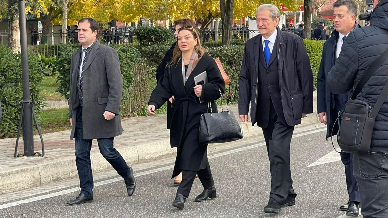 Ja kush janë 12 “komitët” që mbajnë në këmbë Berishën… Ja kush janë 12 “komitët” që mbajnë në këmbë Berishën…