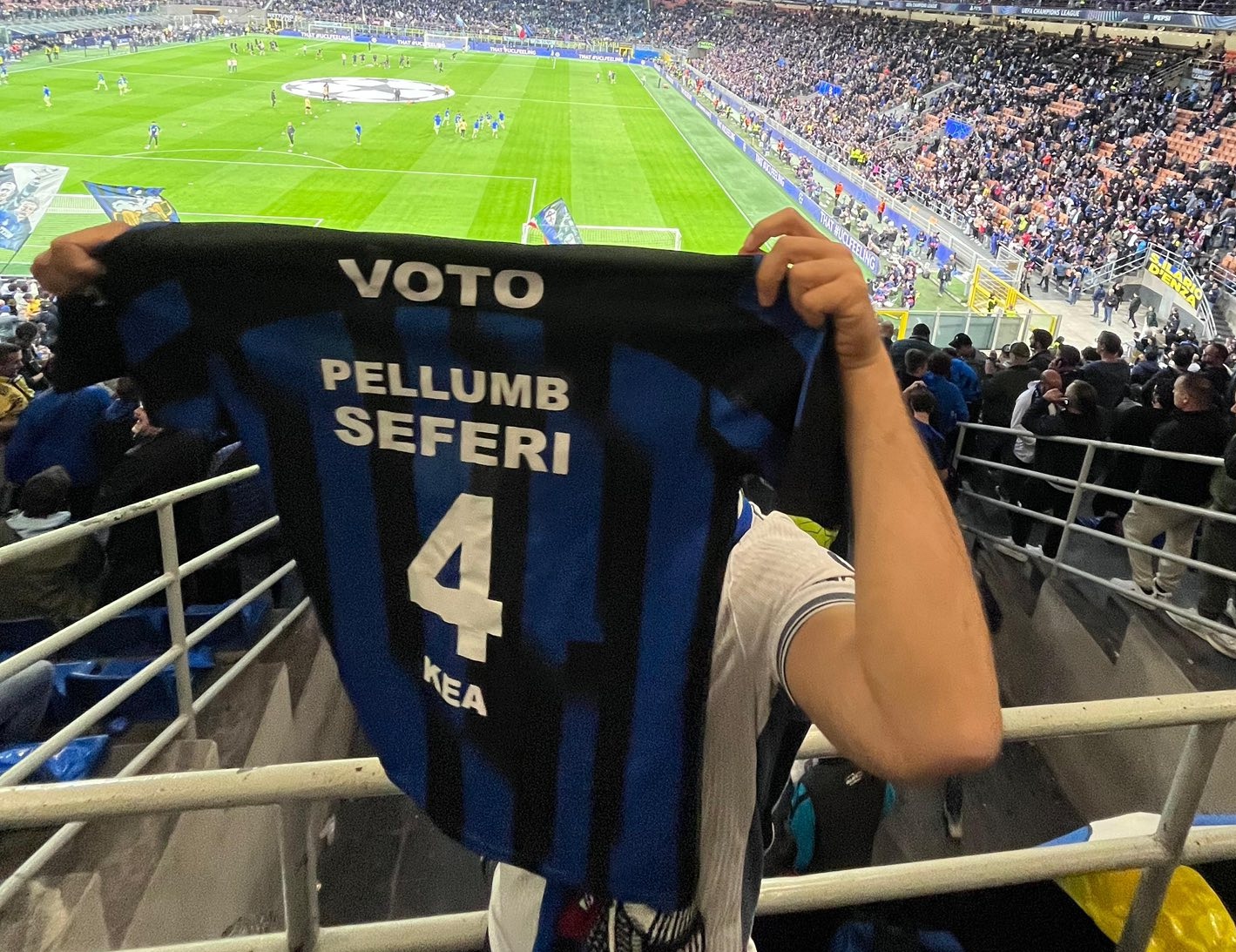 Surprizë në San Siro: Kush është kandidati për deputet që u shfaq papritur në stadium gjatë Inter–Barcelona?