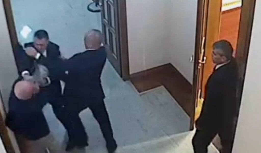 Deputeti me kobure që “hante shpulla” në parlament gjykon qytetarët: Zoti pastë mëshirë për ju, që frymëzoheni nga një çyryk si Rama dhe jo Sali Berisha Deputeti me kobure që “hante shpulla” në parlament gjykon qytetarët: Zoti pastë mëshirë për ju, që frymëzoheni nga një çyryk si Rama dhe jo Sali Berisha