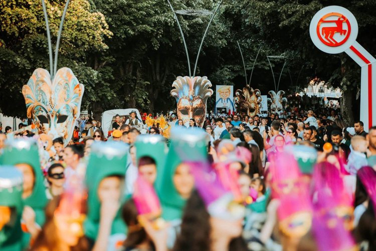 Karnavalet e Korçës plot ngjyra: Rama i bën jehonë lajmit (Foto)