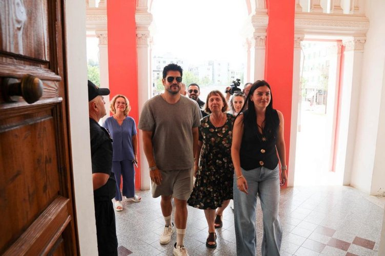 Aktori turk, Burak Özçivit viziton Vlorën, Dredha: Promovim qytetit si destinacion turistik Aktori turk, Burak Özçivit viziton Vlorën, Dredha: Promovim qytetit si destinacion turistik