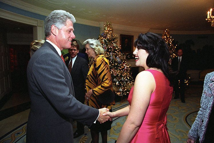 Monica Lewinsky rikthen skandalin e marrëdhënies me Bill Clinton pas 25 vitesh Monica Lewinsky rikthen skandalin e marrëdhënies me Bill Clinton pas 25 vitesh