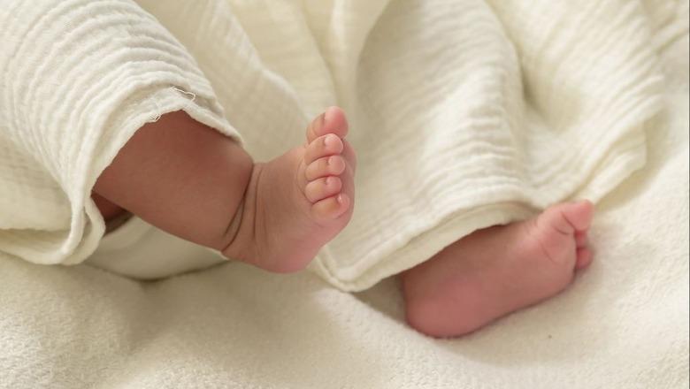 E rëndë në Greqi, foshnja 5 muajshe ndërron jetë! Prindërit shqiptarë e lanë në makinë dhe shkuan në plazh, një nga pistat e hetimit