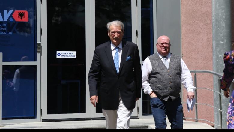 Sali Berisha zbret në bankën e të pandehurit për “grabitjen e shekullit”! Avokati zbardh “skemën e zezë” Sali Berisha zbret në bankën e të pandehurit për “grabitjen e shekullit”! Avokati zbardh “skemën e zezë”