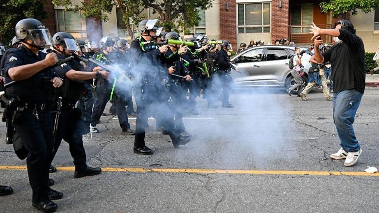 SHBA/ Protestat përhapen deri në New York, Trump kundër protestuesve: Janë kafshë, të paguar nga dikush! Shtetrrethim në Los Angeles, rreth 400 të arrestuar SHBA/ Protestat përhapen deri në New York, Trump kundër protestuesve: Janë kafshë, të paguar nga dikush! Shtetrrethim në Los Angeles, rreth 400 të arrestuar