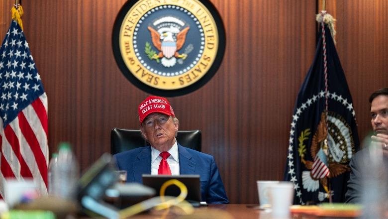 Fotot historike nga ‘Situation Room’: Kështu ndoqi Trump (me kapele MAGA) bombardimet mbi Iranin Fotot historike nga ‘Situation Room’: Kështu ndoqi Trump (me kapele MAGA) bombardimet mbi Iranin