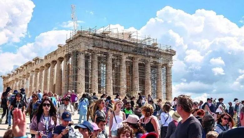 Greqia, një “gjysmëringjallje” në vendin e pushtuar nga turistët dhe varfëria Greqia, një “gjysmëringjallje” në vendin e pushtuar nga turistët dhe varfëria