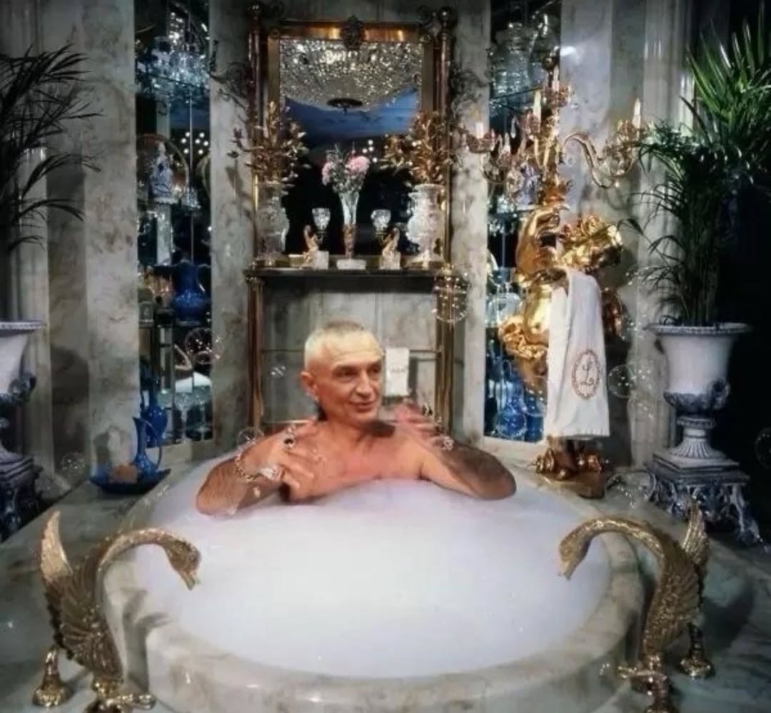 Ilir Meta nga porositja e vilës me hamam tek ankesa se lahet me bidona në burg, i kërkon Ramës të lëshojë ujin Ilir Meta nga porositja e vilës me hamam tek ankesa se lahet me bidona në burg, i kërkon Ramës të lëshojë ujin