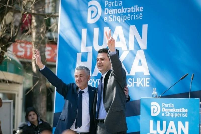 Falsifikonte veshje të markave të njohura, në pranga Luan Haka, ish-kandidat për deputet i PD! Në kërkim i biri Falsifikonte veshje të markave të njohura, në pranga Luan Haka, ish-kandidat për deputet i PD! Në kërkim i biri