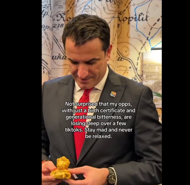 Veliaj mesazh të koduar: Rosaku që po mbaj në dorë quhet Nesti A. Është i vogël, qesharak, i zhurmshëm por përballë meje duket si mizë Veliaj mesazh të koduar: Rosaku që po mbaj në dorë quhet Nesti A. Është i vogël, qesharak, i zhurmshëm por përballë meje duket si mizë