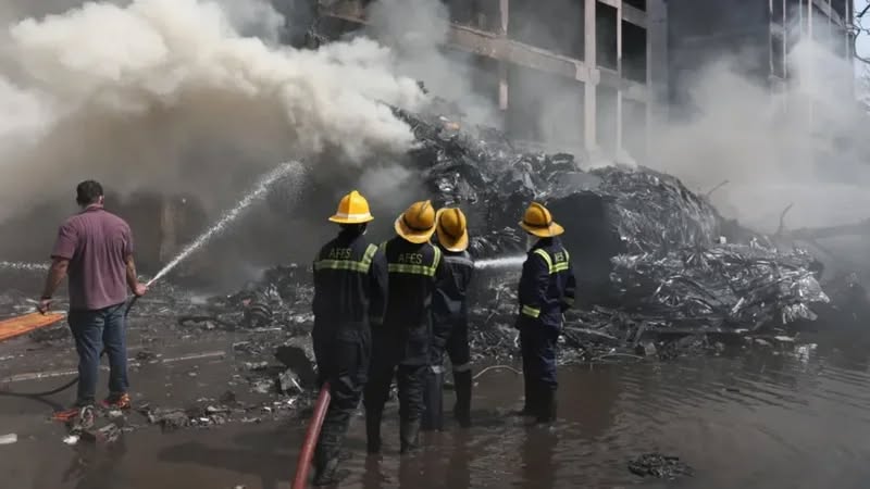 VIDEO/ Dëshmitarët tregojnë momentet e frikshme pas rrëzimit të avionit me 242 persona: Ra mbi një spital civil VIDEO/ Dëshmitarët tregojnë momentet e frikshme pas rrëzimit të avionit me 242 persona: Ra mbi një spital civil