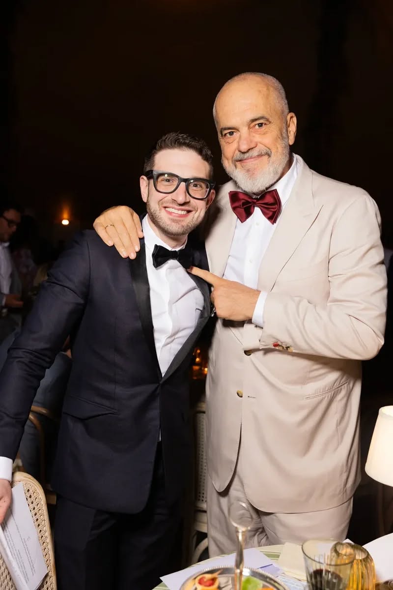 Prania e Ramës në dasmën e Soros, ironia e gazetarit: Këta të PD-së do shkojnë kur të martojë fëmijët Doris Pack Prania e Ramës në dasmën e Soros, ironia e gazetarit: Këta të PD-së do shkojnë kur të martojë fëmijët Doris Pack