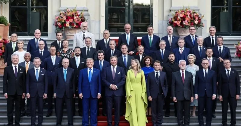 FOTOLAJM/ Nga Rama me look-un e veçantë te Zelenskyy me kostum dhe Macron-i gentleman, pamje nga takimet e liderëve me familjen mbretërore holandeze